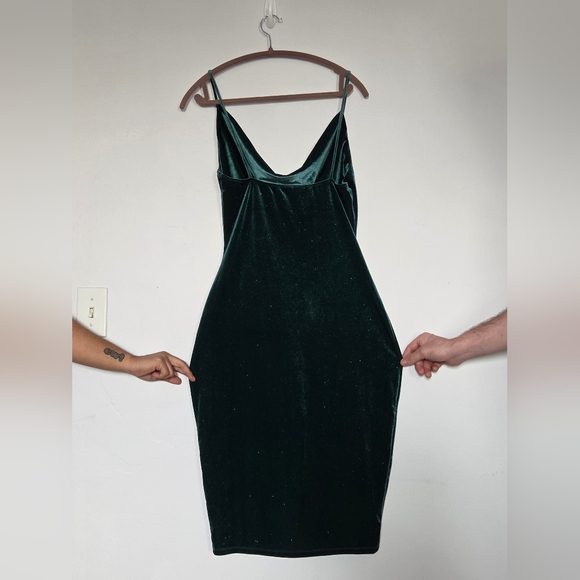 Elegant Green Velvet Dress - Picture 2 of 7